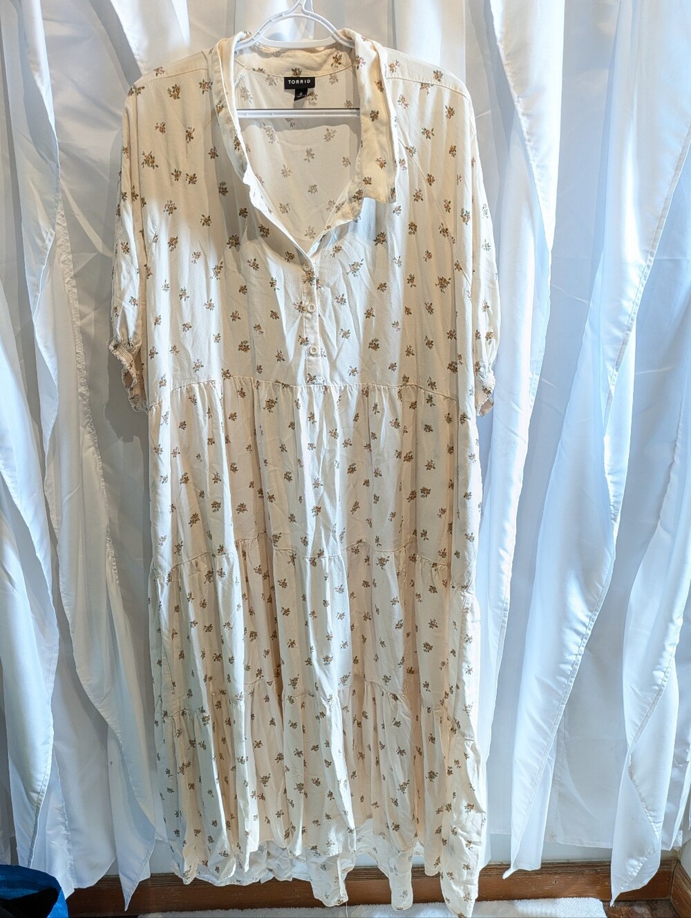 D1 Torrid 3X Cream Floral Challis Hi-Low Tiered Maxi Shirtdress Puff Sleeve Pock